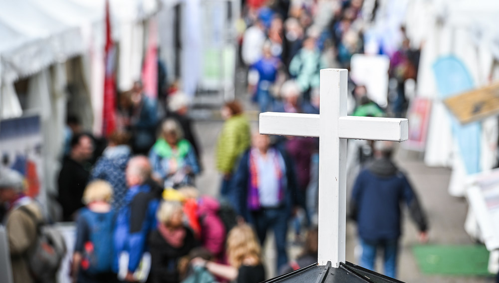 Kreuz über Passanten