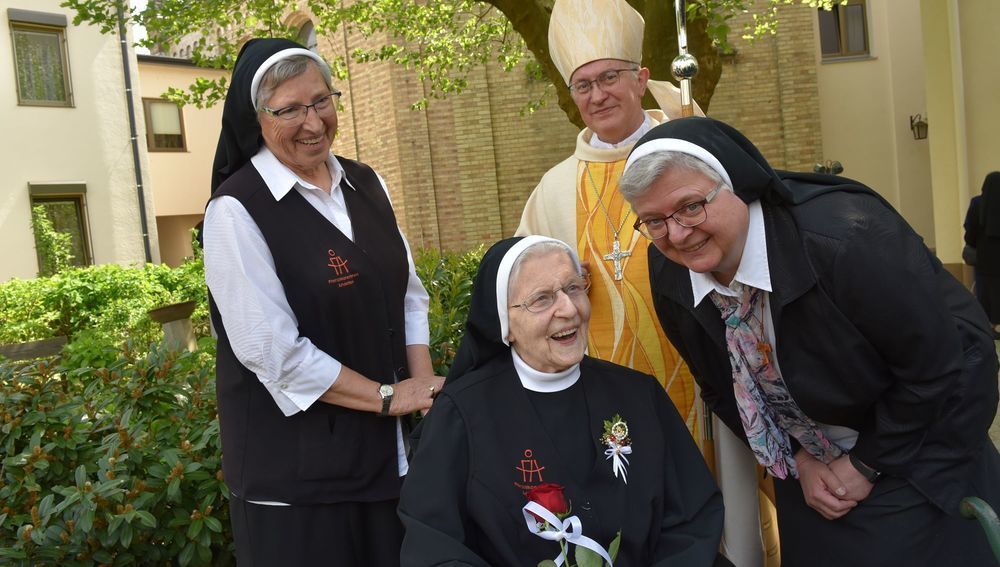 Sr. Gertrud Kiesenhofer feiert Kronjuwelen-Profess