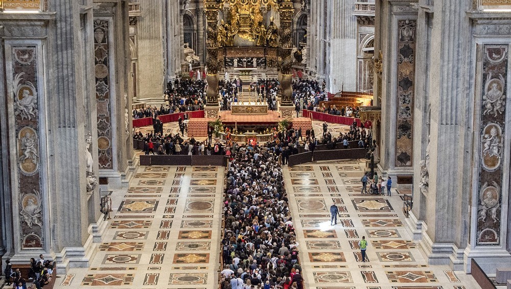 Menschen nehmen Abschied von Papst Franziskus