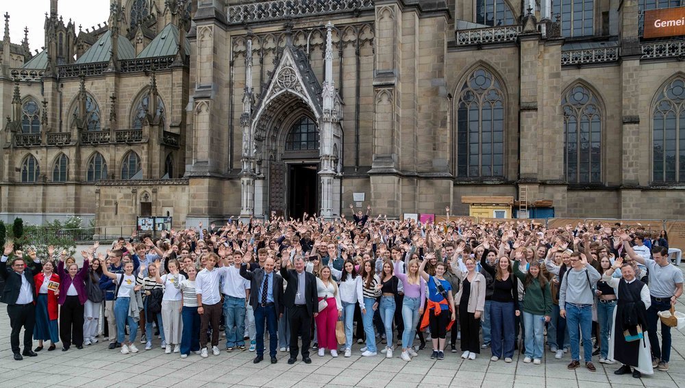 Teilnehmende der Maturawallfahrt 2023 vor dem Linzer Dom