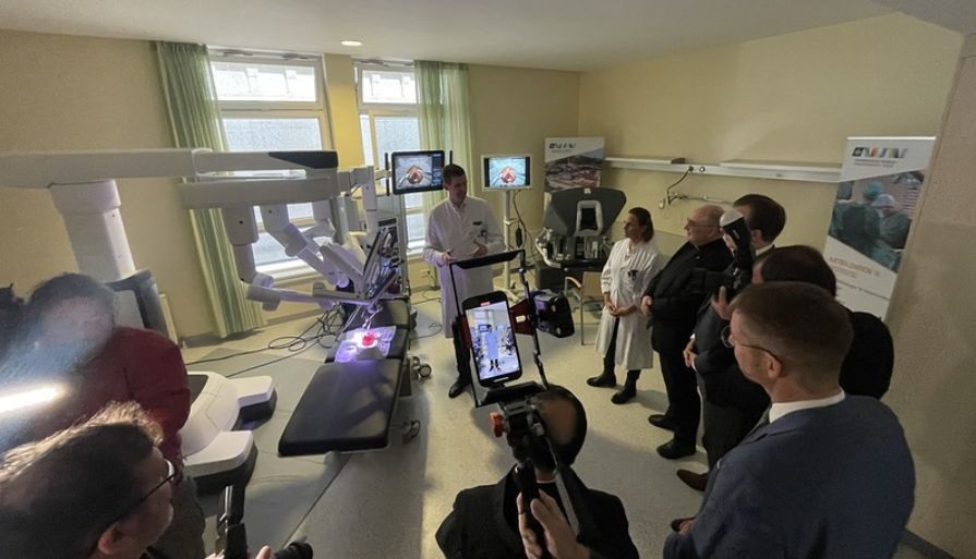 Segnung des DaVinci-Roboters bei den Barmherzigen Brüdern Graz
