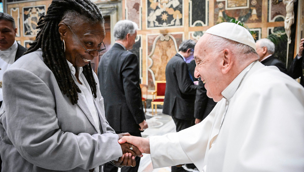 Papst Franziskus begrüßt Schauspielerin Whoopi Goldberg, bei einem Treffen mit internationalen Künstlern des Humors am 14. Juni 2024 im Vatikan.