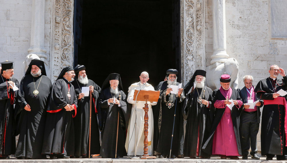 Papst Franziskus steht zusammen mit Oberhäuptern orientalischer und orthodoxer Kirchen vor der Basilika San Nicola und hält eine Rede am 7. Juli 2018 während des ökumenischen Treffens in Bari.