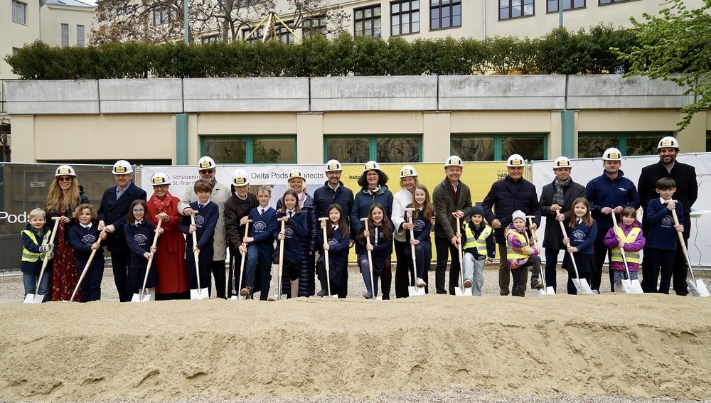 10.4.2026, Gruppenfoto vlinre: Franziska Mayer (Kindergartenleitung), Erich Hohenberger (Bezirksvorsteher), Maria Habersack (VOSÖ Vorstandsvorsitzende), Rudolf Luftensteiner (Vorstandsvorsitzender des Instituts Österreichischer Orden), Sr. M. Petroni