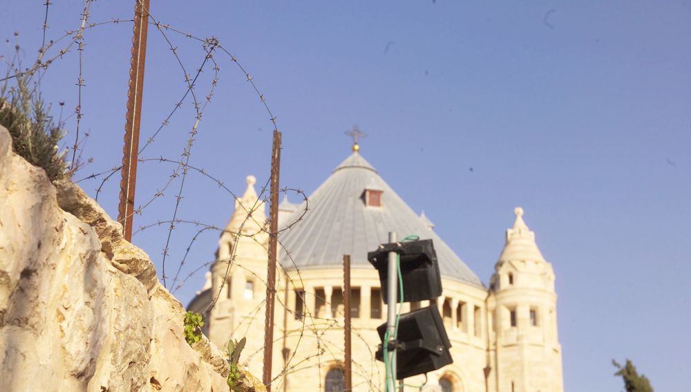 Dormitio-Abtei in Jerusalem hinter Stacheldrahtzaun