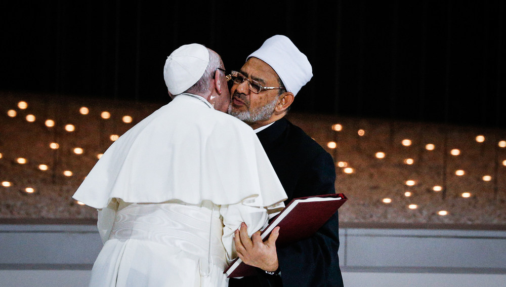 Papst Franziskus und Ahmad al-Tayyeb (Ahmed al-Tayyib), Großscheich der al-Azhar-Universität, umarmen sich am 4. Februar 2019 während eines interreligiösen Treffens in Abu Dhabi.