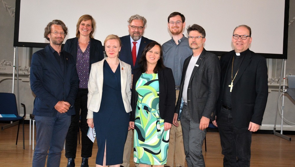 Die ReferentInnen der Veranstaltung am 29. April 2025 an der Uni Innsbruck mit den Organisatoren Dominik Markl und Wilhelm Guggenberger sowie Diözesanbischof Hermann Glettler