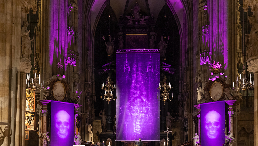 Fastentuch von Gottfried Helnwein im Wiener Stephansdom (2024)