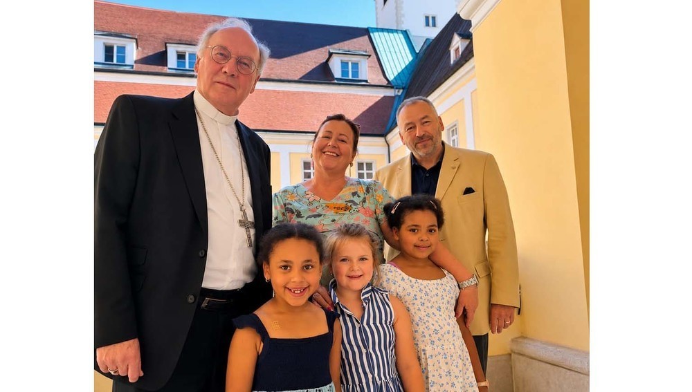  Bischof Alois Schwarz mit Alice und Peter Pitzinger (Vorsitzender des NÖ Katholischen Familienverbandes) und deren Enkelkinder