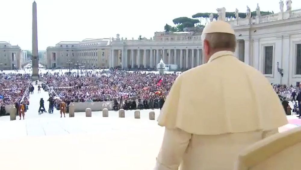 Papst bei Generalaudienz am Petersplatz