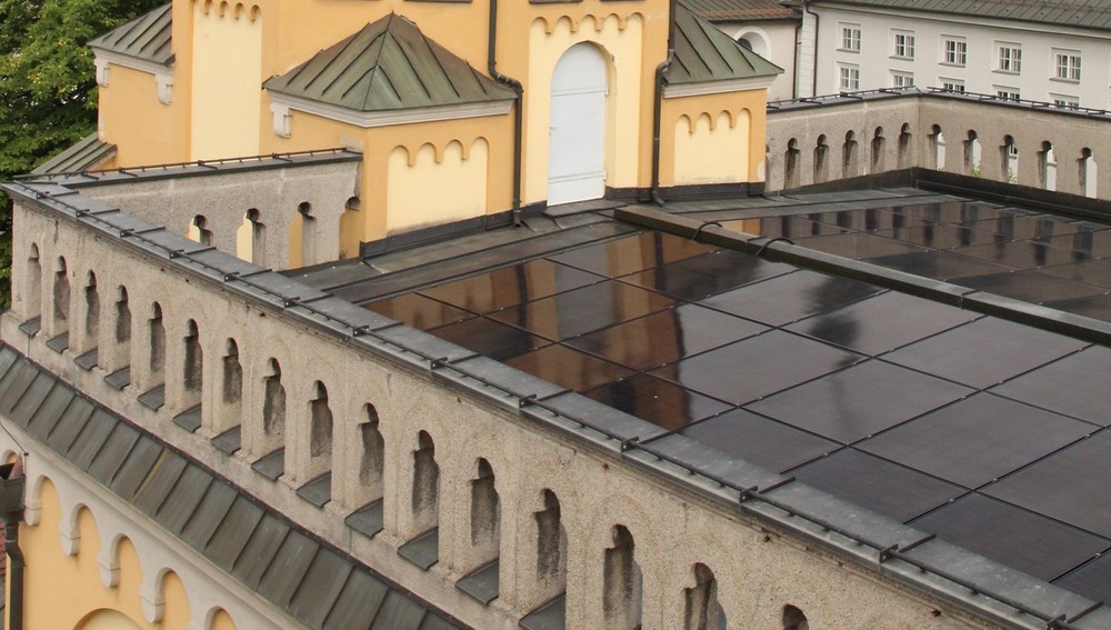 Erste Photovoltaik-Anlage auf Dach einer Tiroler Kirche