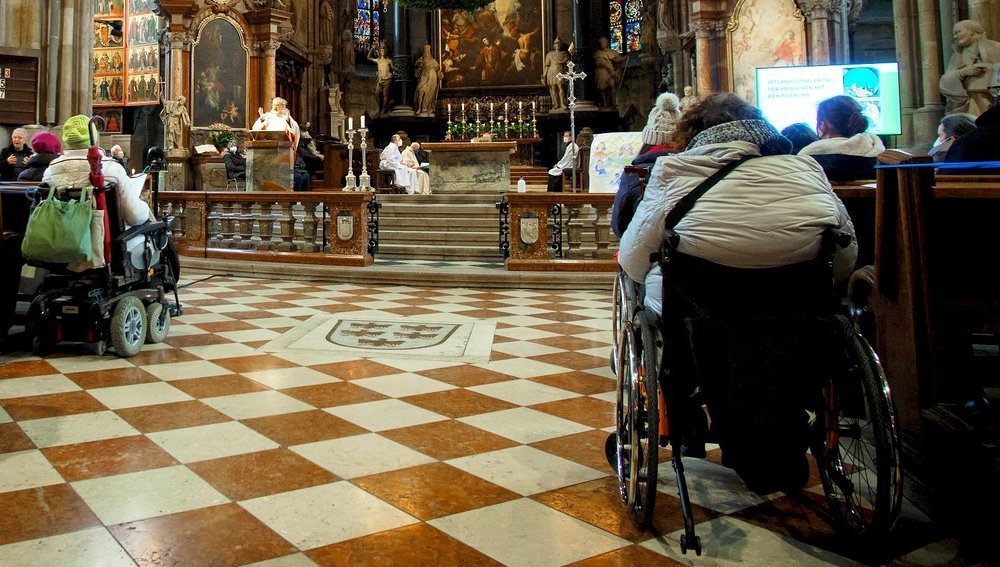 Messbesucher mit Rollstühlen im Wiener Stephansdom