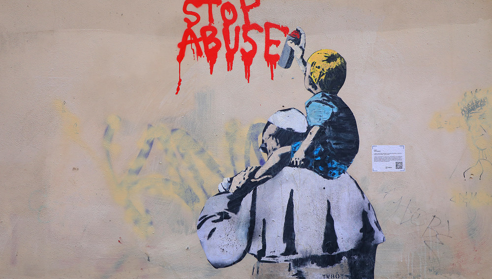 Ein Graffito des Straßenkünstlers TVBOY zeigt Papst Franziskus von hinten und ein Kind auf seinen Schultern in der Vicolo degli Osti in Rom am 23. März 2019. Der kleine Junge sprüht in roter Farbe die Aufschrift 'Stop Abuse' an die Hauswand.