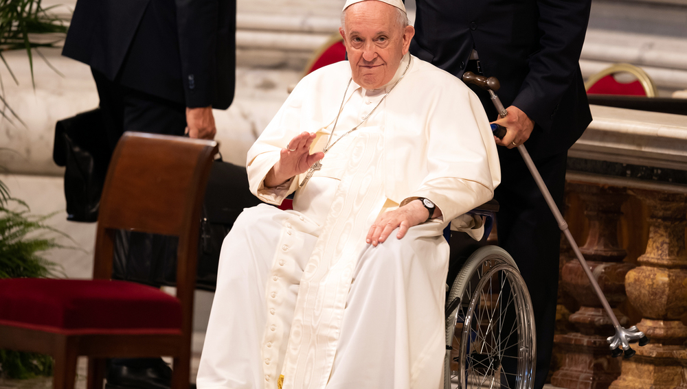 Papst Franziskus im Rollstuhl