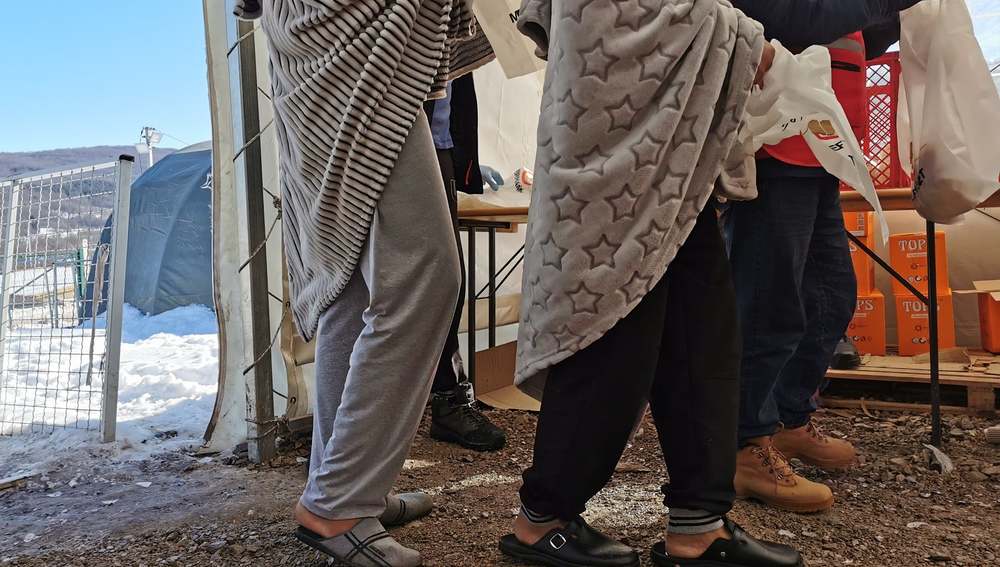 Essensausgabe an 1.000 Menschen in einem Camp etwas außerhalb von Bihac.