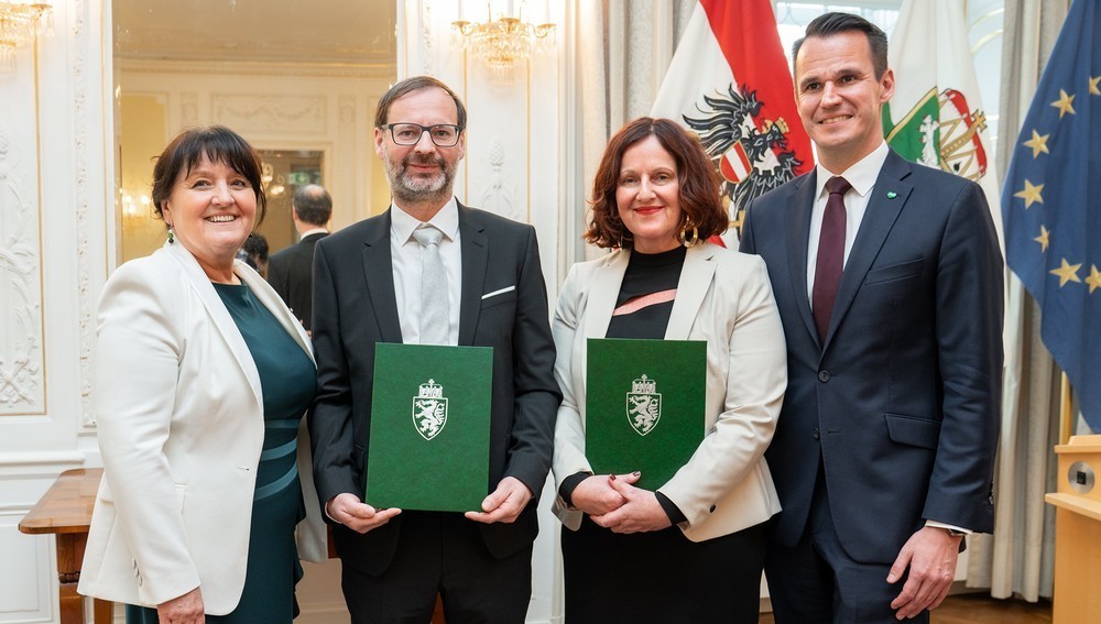 LR Stefan Hermann (re.) und LH-Stv. Manuela Khom (li.) überreichten Johannes Mindler-Steiner (Afro-Asiatisches-Institut Graz) und Doris Reiter (WIST-Steiermark und Soziale Projekte Steiermark) den Menschenrechtspreis des Landes Steiermark 2024.