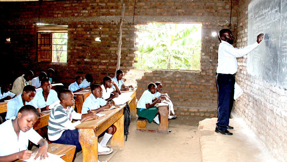 Schulklasse am Fuß des Ruwenzori-Gebirges in Uganda