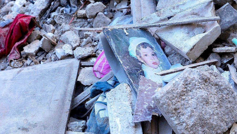 Kinderfoto in Trümmern eines eingestürzten Hauses in Aleppo