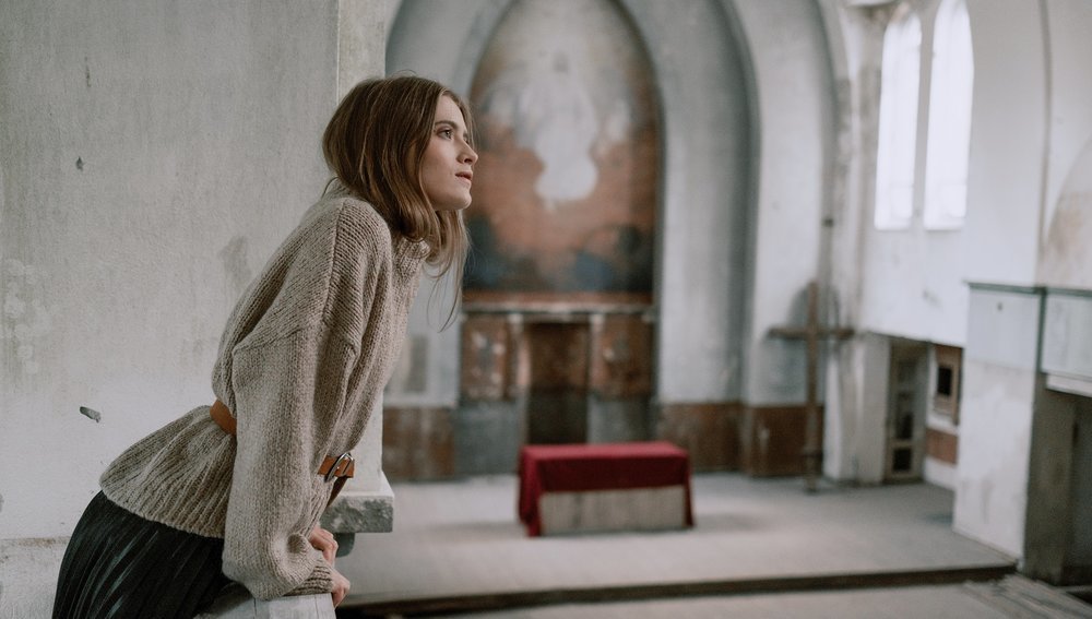 Frau in einer Kirche