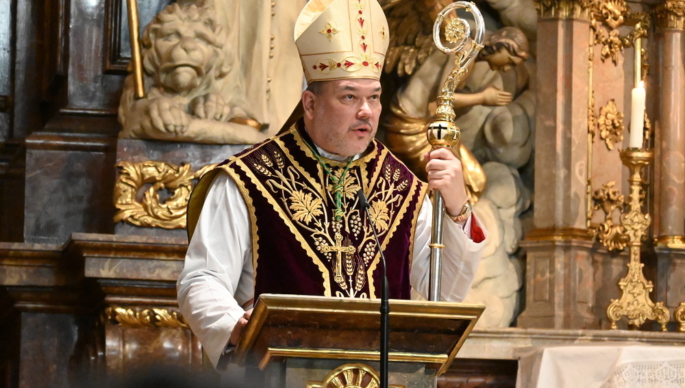Hochmeister des Deutschen Ordens, aufgenommen in der Wiener Franziskanerkirche am 24. Februar 2023 beim Friedensgebet (ein Jahr Ukraine-Krieg)