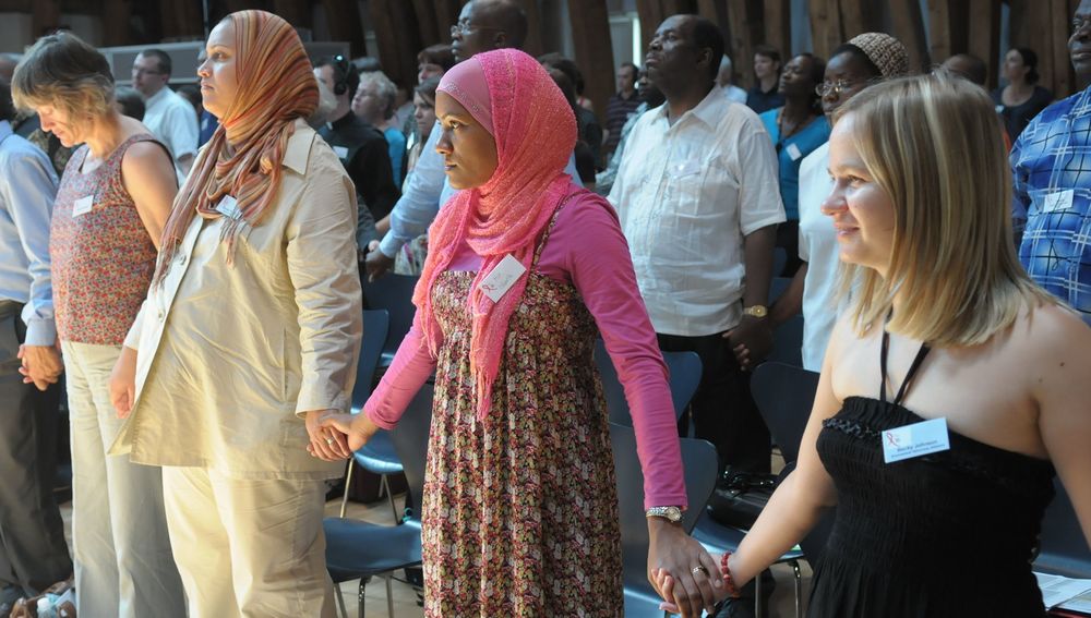 Muslima und Christinnen beten gemeinsam