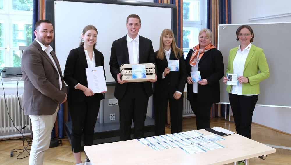 Übergabe der „Mindset-Karten“, v.l.n.r.: Diplomarbeits-Betreuer Hans-Peter Hollaus, Julia Santner, Arno Prodinger und Victoria Binggl (Diplomarbeitsteam), Diplomarbeits-Betreuerin Michaela Kühn-Zitz, MultiAugustinums-Direktorin Edith Pirkner.