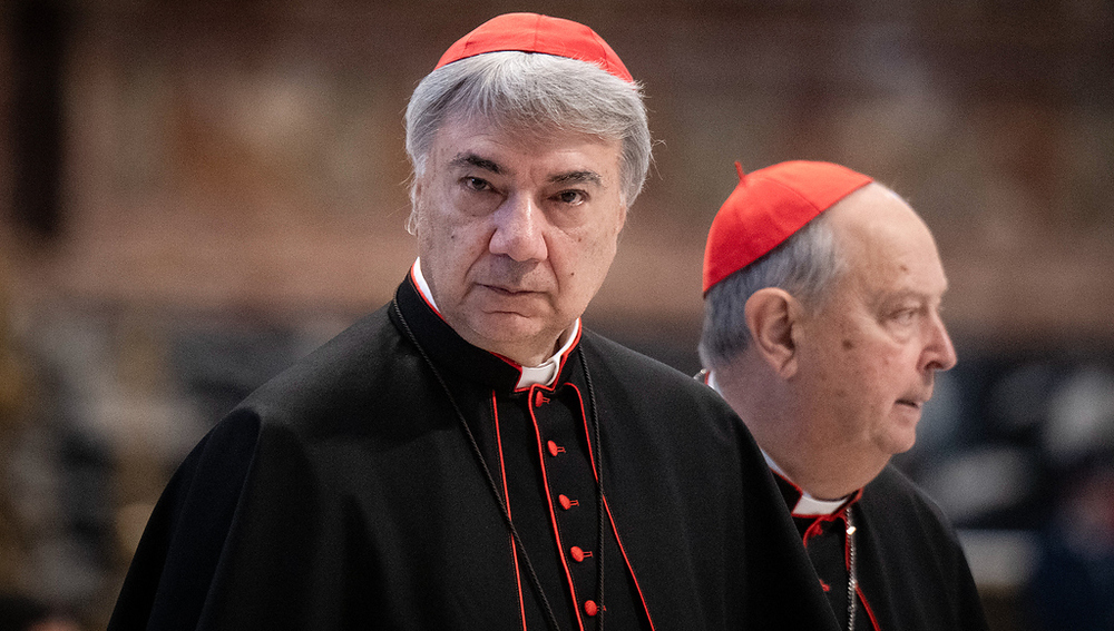 Kardinal Domenico Battaglia (l.), Erzbischof von Neapel (Italien), am 30. April 2025 im Petersdom im Vatikan.