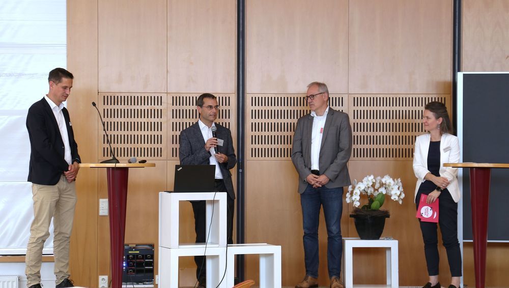 Tagung Ende September 2024 - v.l.: Bildungszentrums-Direktor Jakob Reichenberger, Prof. Michael Quisinsky (Karlsruhe), Bernd Hillebrand (Graz), Elisabeth Kraus (Studienleiterin, St. Virgil).