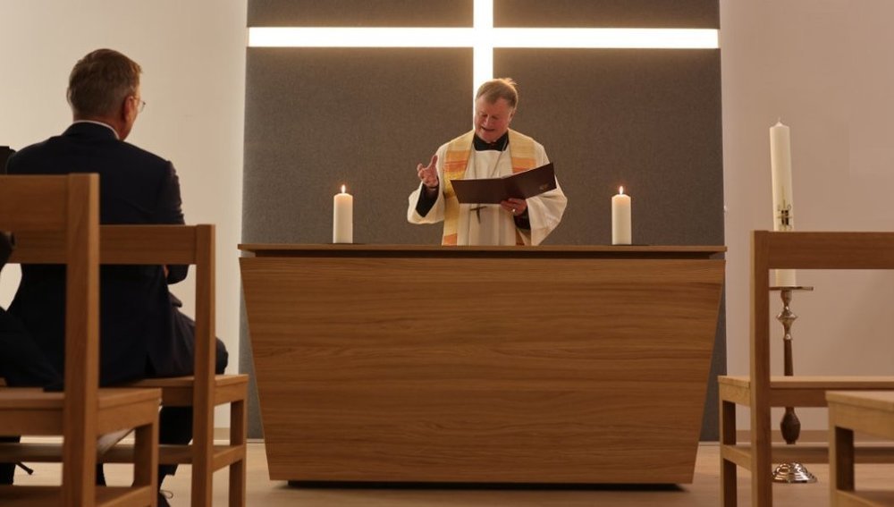 Bischof Scheuer bei Segnung der Lask-Kapelle