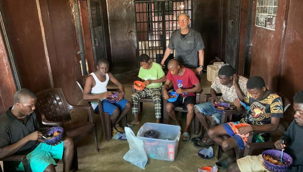 Jugend Eine Welt-Projektpartner Lothar Wagner mit  Jugendlichen im Gefängnis von Monrovia