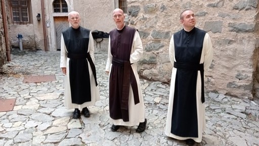 Kosmas Thielmann (Mitte) mit Mitbrüdern im Kloster Säben
