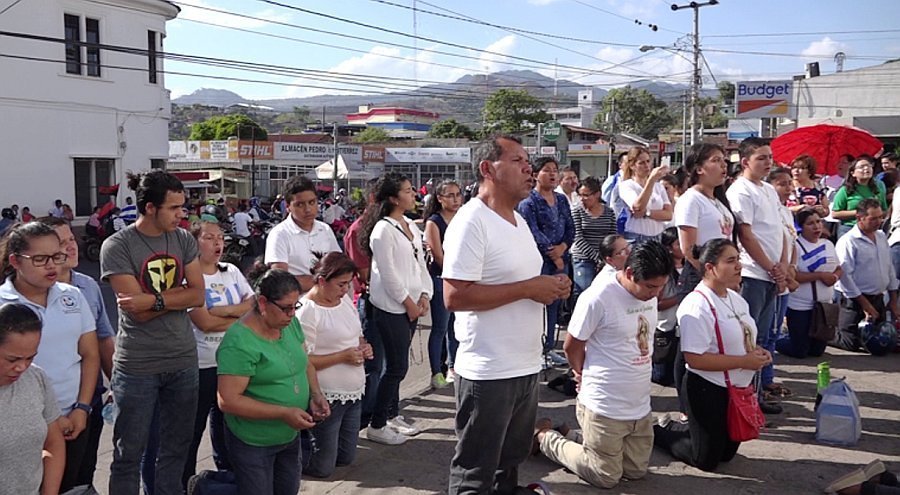 Gläubige in Nicaragua beten für Opfer von Gewalt