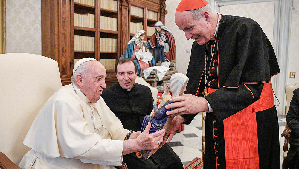 Kardinal Christoph Schönborn, Erzbischof von Wien, übergibt ein Geschenk an Papst Franziskus, beim Empfang der Bischöfe der Österreichischen Bischofskonferenz am 16. Dezember 2022 zu einem Ad-limina-Besuch im Vatikan.