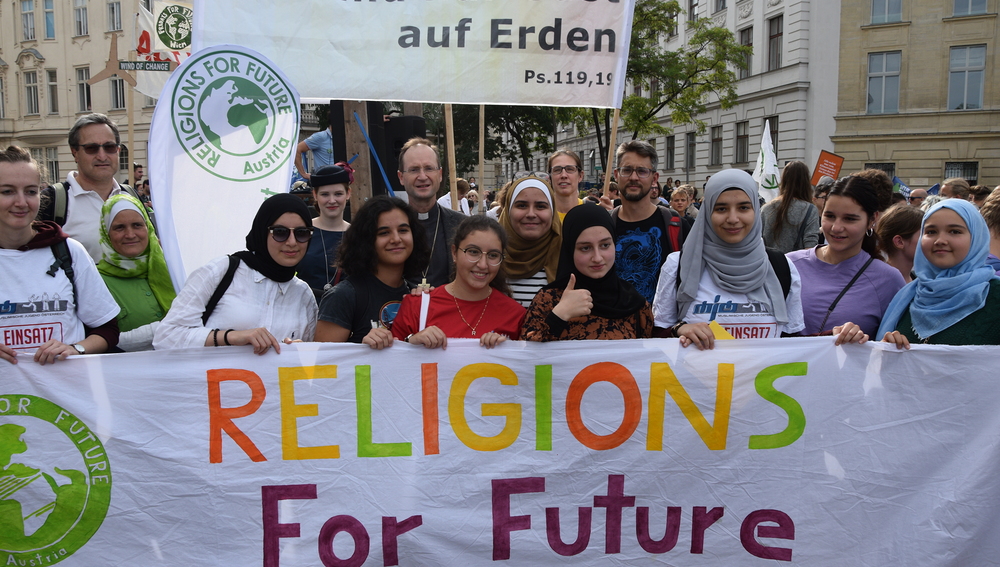 Der österreichische Jugendbischof Stephan Turnovszky ging Zusammen mit den 'Religions for Future' auf die Straße