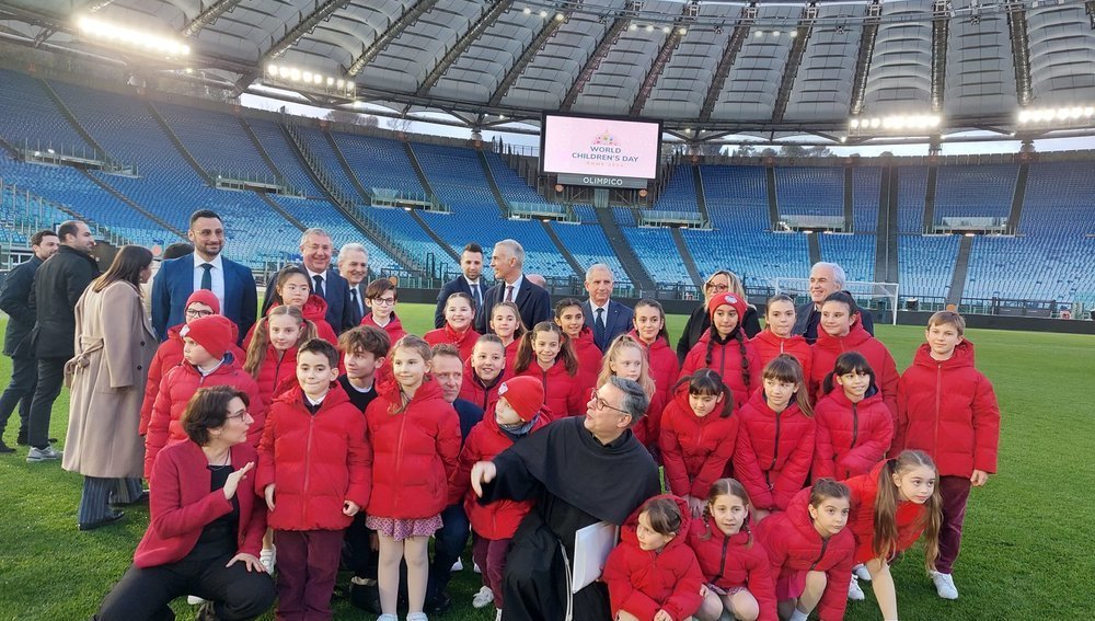 Olympiastadion in Rom mit Kindergruppe