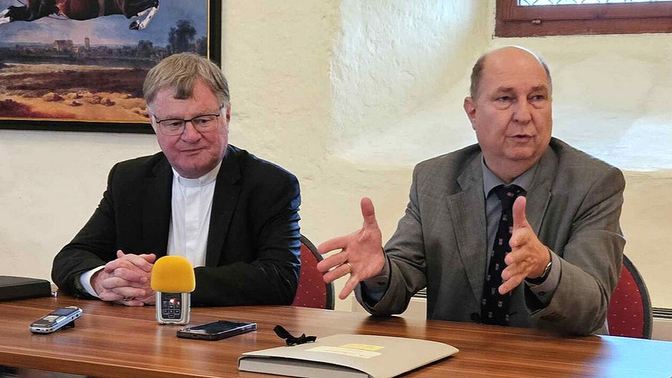 Bischof Manfred Scheuer und Superintendent Gerold Lehner bei Pressegespräch im Schloss Parz am 4.7.2025