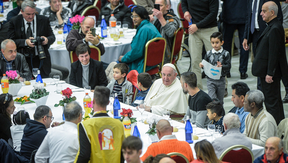 Papst Franziskus beim Mittagessen mit Bedürftigen in der Audienzhalle im Vatikan