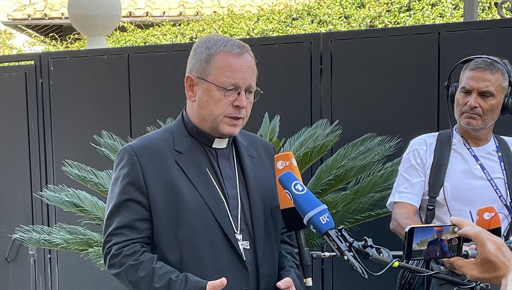 Bischof Bätzing bei Pressetermin am 4.10.2023 in Rom