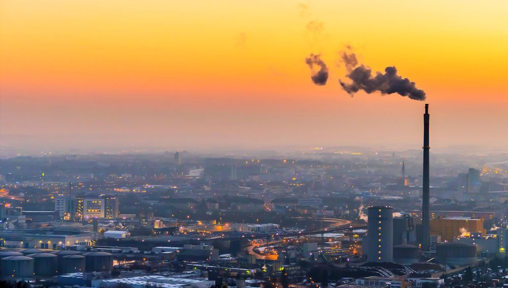 Rauchende Schlote in der Industriezone in Linz