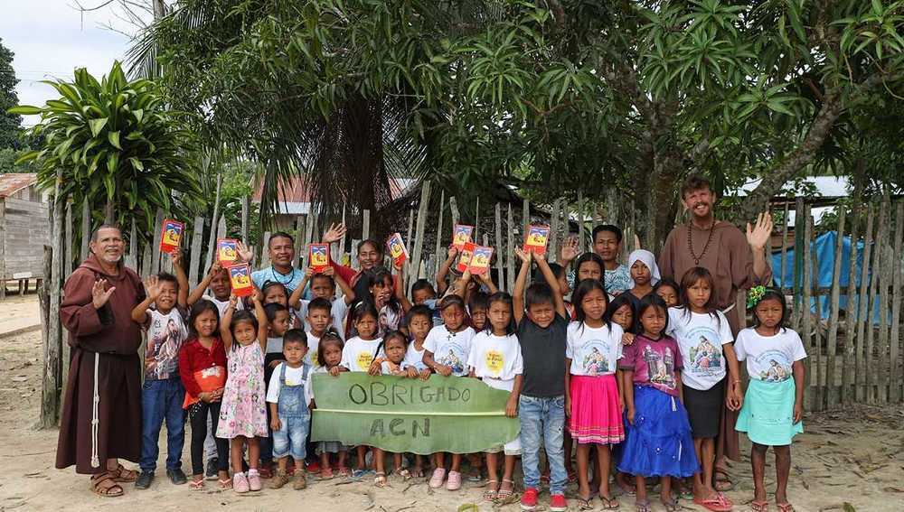 Kinder im brasilianischen Amazonasgebiet bedanken sich für die Kinderbibel in ihrer Sprache Ticuna.