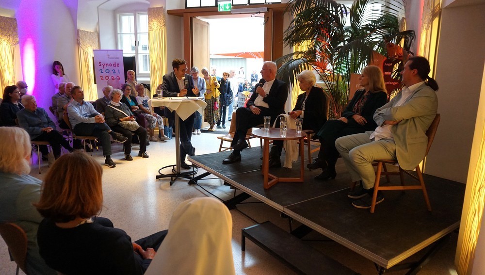 Sommerfest für Teilnehmer der Hochschulwochen am 3. August 2023 - v.l. am Podium: Erzbischof Franz Lackner, Nicole Heesters (Jedermann-Mutter), Bettina Hering (Schauspieldirektorin der Salzburger Festspiele), Zukunftsforscher Hans Holzinger