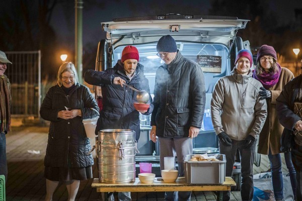 Caritas Wien-Generalsekretär Klaus Schwertner und Drei CEO Jan Trionow (2.u.3.v.l.) gemeinsam mit Canisibus-Freiwilligen beim Austeilen warmer Mahlzeiten in der Kälte