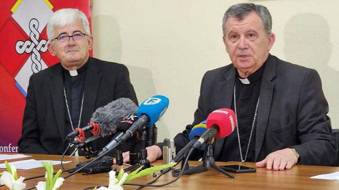 Erzbischof Vuksic (r.) und Bischof Majic bei Pressetermin