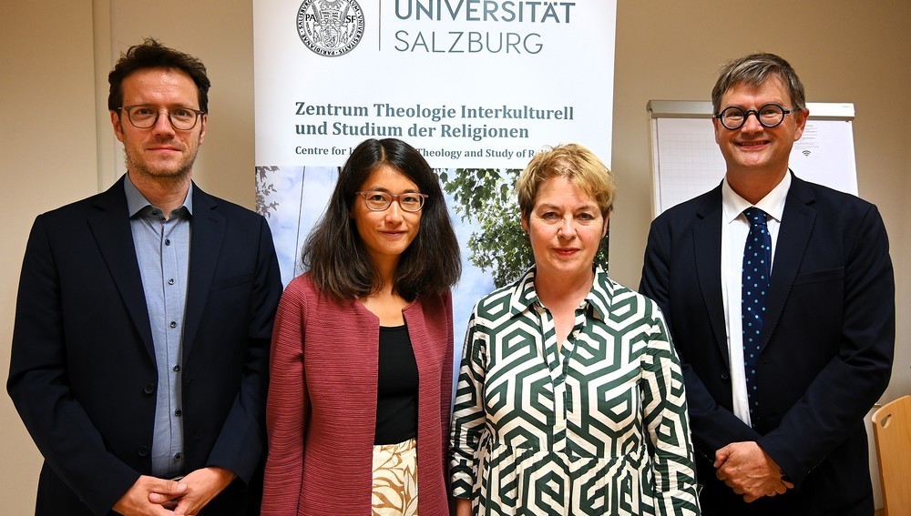 Gespräch am 28. September 2026 an der Universität Salzburg im Rahmen des 20-Jahr-Jubiläums des 'Zentrums Theologie Interkulturell und Studium der Religionen' - v.l.: Prof. Martin Dürnberger, Alena Höfer, Melitta Mueller-Hansen, Prof. Martin Rötting
