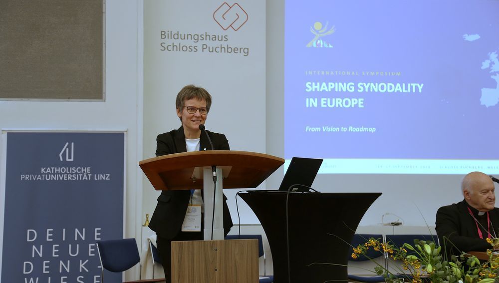 Theologin Klara Csiszar beim Internationalen Symposium 'Shaping Synodality in Europa - von der Vision zur Roadmap' in Puchberg bei Wels
