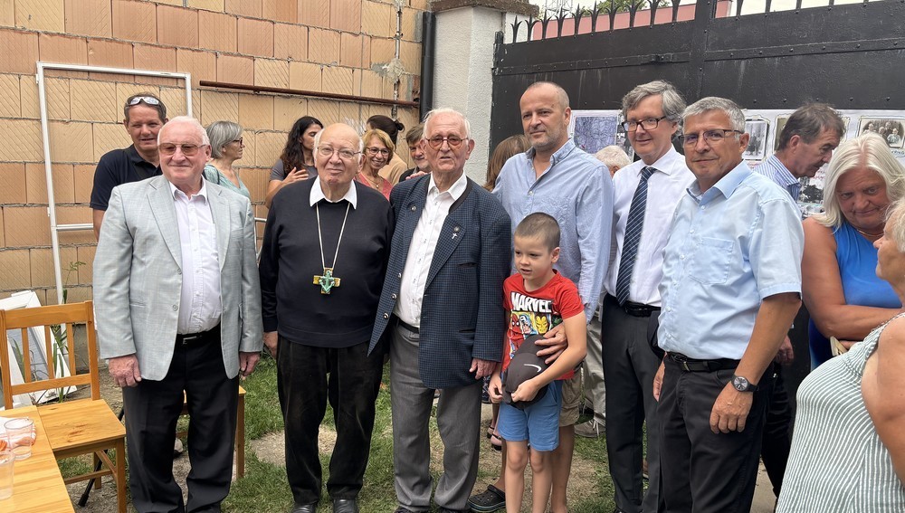 90er von P. Alois Saghy (1. Reihe, 3. von links) in Bruck an der Donau