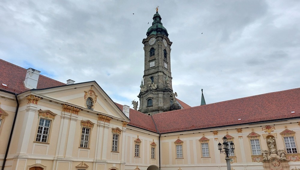 Abteihof und Turm der Stiftskirche in Stift Zwettl