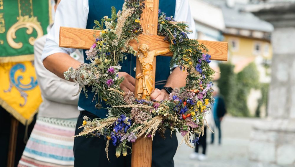Kreuz mit Erntedankkrone