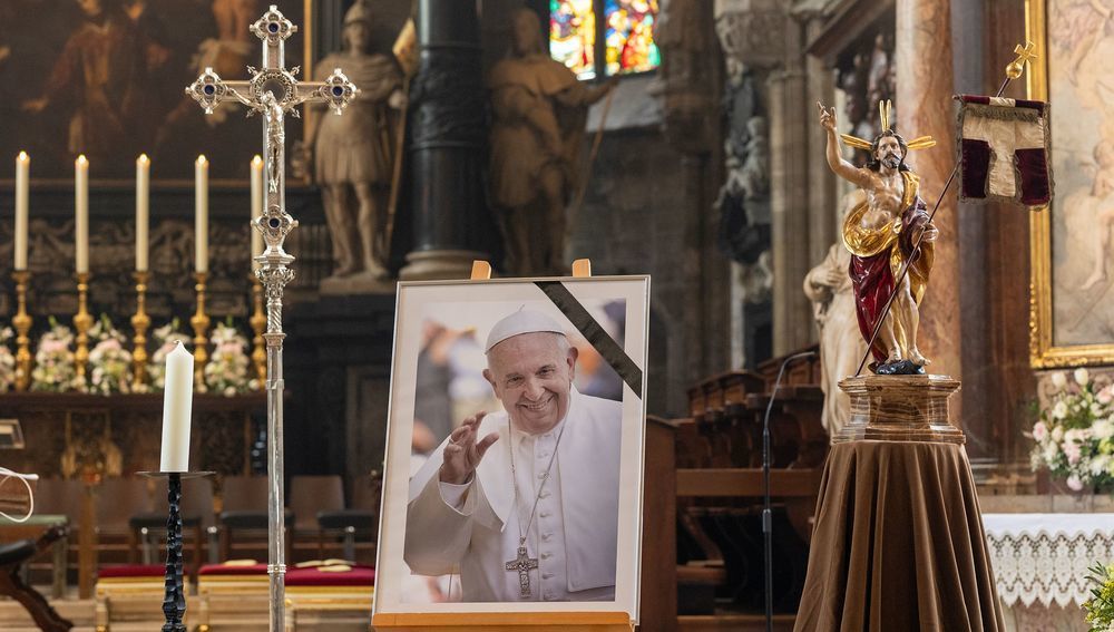 Gedenkbild für Papst Franziskus im Wiener Stephansdom