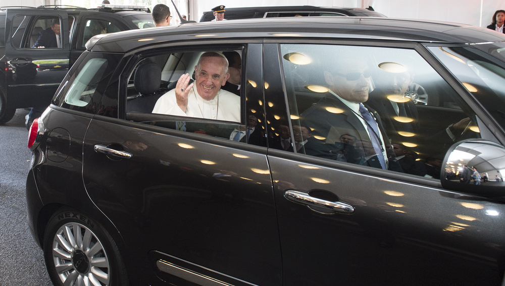 Papst Franziskus winkt aus dem Auto